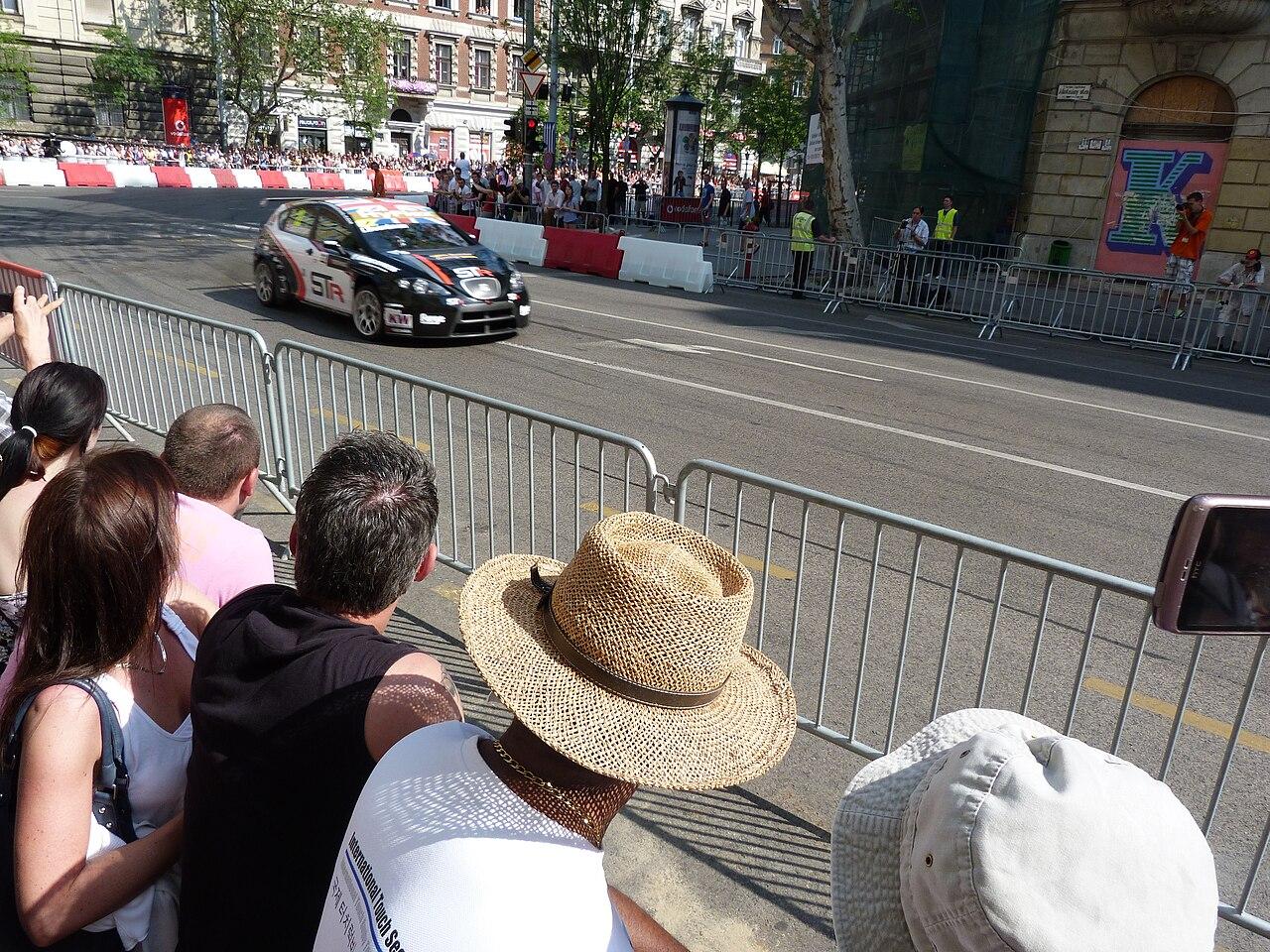F1赛车下沉:让运动回到人群之中(战术执教视角)